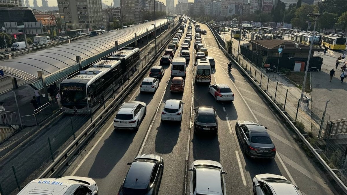 İstanbul’da yeni eğitim öğretim yılının ikinci gününde trafik yoğunluğu