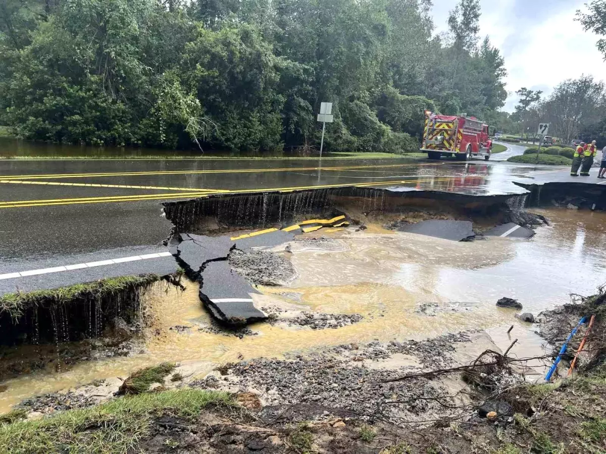 Kuzey Carolina’da Tropikal Fırtına Sele Yol Açtı