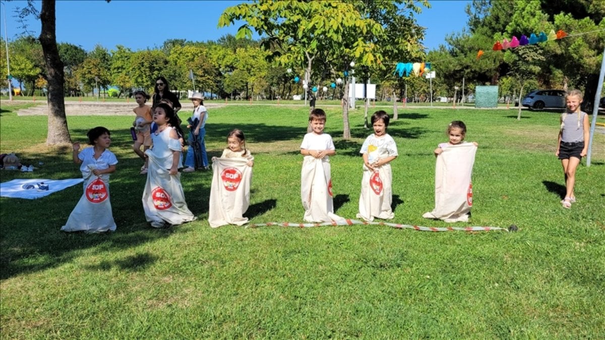 Samsun’da çocuklar, unutulmak üzere olan sokak oyunlarını öğreniyor