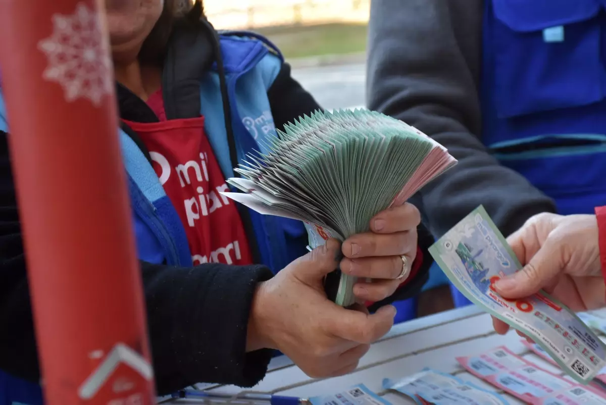 Milli Piyango Yılbaşı Çekilişi İçin İzmir’de Bilet Satışı Patladı