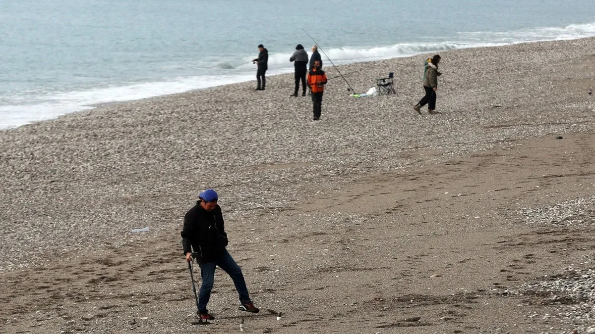 SON DAKİKA… Konyaaltı Sahili’nde şaşkına çeviren görüntü: Dedektör ile karış karış altın aradılar!