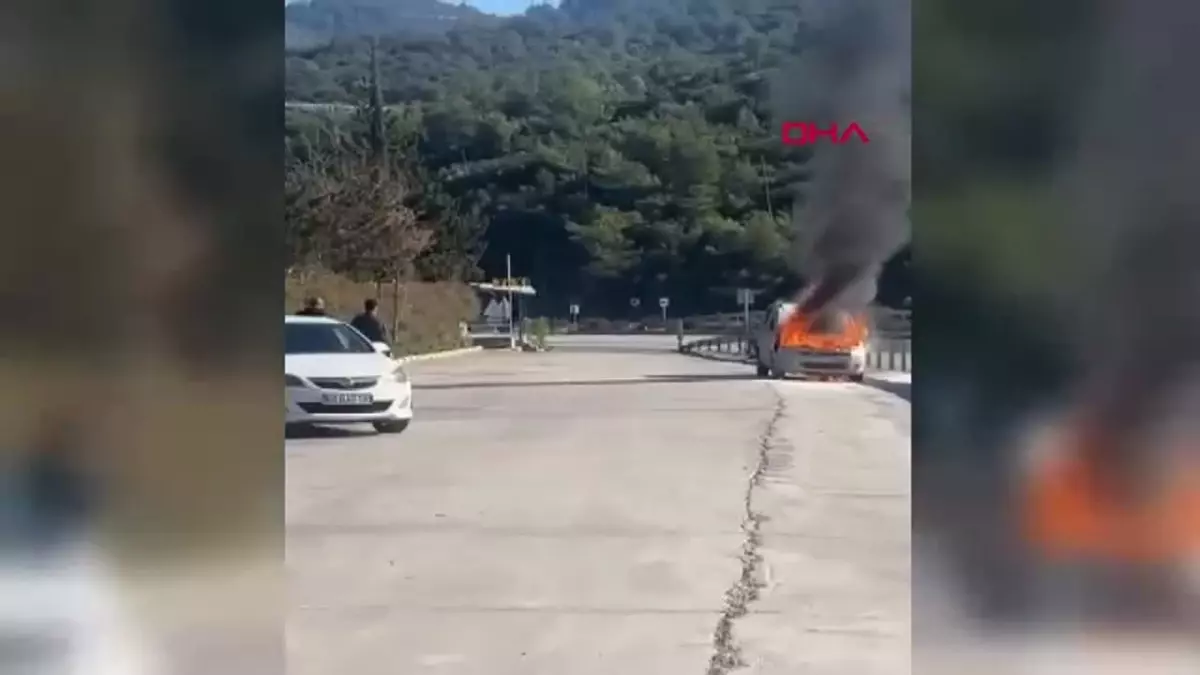 Bodrum’da Seyir Halindeki Hafif Ticari Araç Alev Aldı