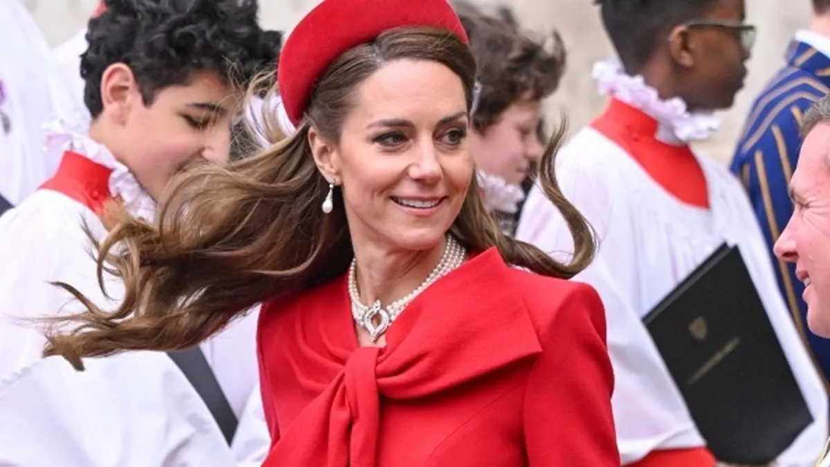 Kırmızılar içinde dünyayı salladı! Kate Middleton’dan “mirasçı benim” mesajı